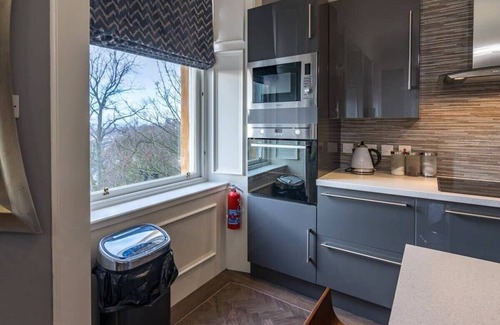 North West Apartment | Bright apartment in Ideal West End Location