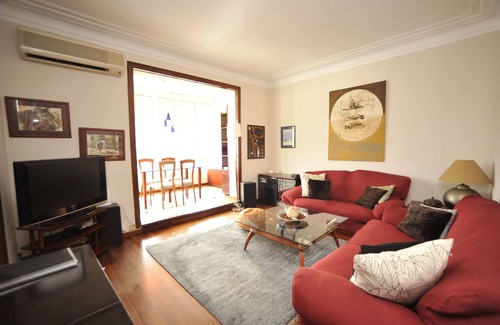 Sant Antoni Apartment | Bright apartment in the center of Barcelona.
