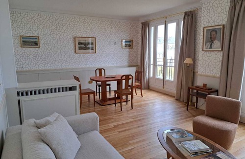 Quartier de l'Ecole-Militaire Apartment | Bright apartment near Invalides and St Germain des Prés