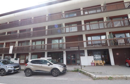 Les Almes Apartment | Bright apartment near slopes, shops, balcony