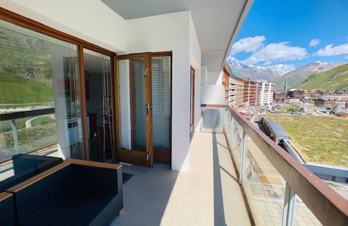 Tignes le Lac Apartment | Bright apartment near slopes with balcony, sleeps 6, Wifi included!
