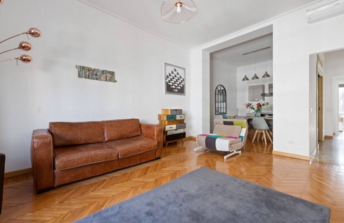 Guastalla Apartment | Bright apartment of 100 square meters, which can comfortably accommodate up to 5 people, located on the third floor of a building with lift. The property boasts an exceptional location in the heart of Milan, just a few steps from Piazza Duomo and San Bab