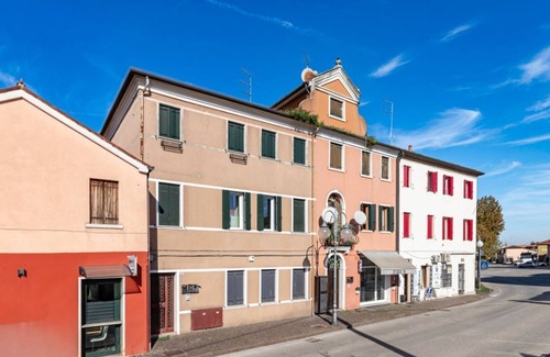 Oriago Apartment | Bright apartment of 79 sqm on two levels, for 5 people, on the 2nd floor of a building WITHOUT lift.The property is located in Oriago di Mira, a hamlet of Mira, characterised by the lovely landscape along the river Brenta, a mix of history, nature and ar