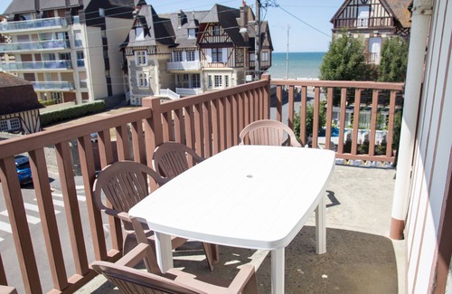 Cabourg Apartment | Bright apartment, partial sea view, 2 balconies, beach less than 50m away, center of Cabourg