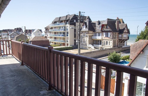 Cabourg Apartment | Bright apartment, partial sea view, 2 balconies, beach less than 50m away, center of Cabourg