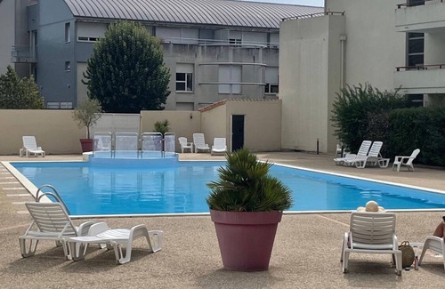 La Rochelle Apartment | Bright apartment, quiet, secure residence, swimming pool/parking, near Port Minimes