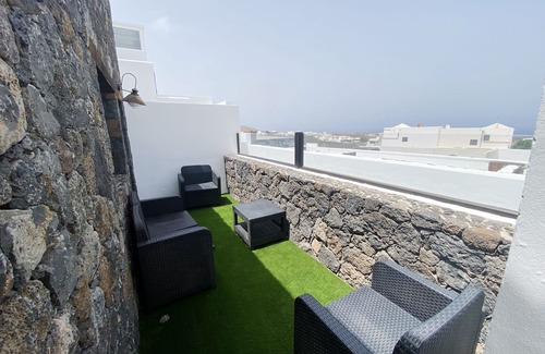 Tinajo Bed & Breakfast | Bright apartment surrounded by mountains