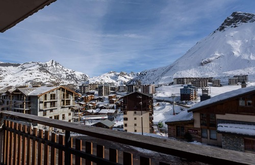 Les Almes Apartment | Bright Apartment with Balcony · Close to Shops & Slopes