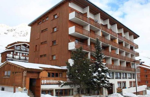Les Almes Apartment | Bright Apartment with Balcony · Close to Shops & Slopes