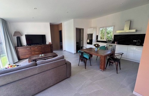 Lattes Apartment | Bright apartment with large terrace & jacuzzi