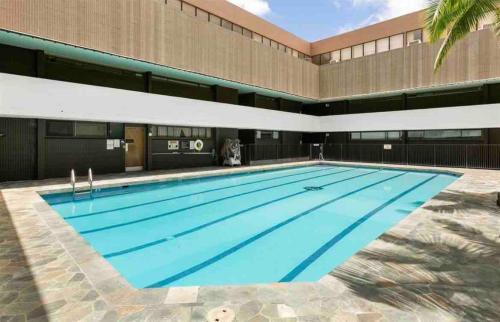 Downtown Honolulu Apartment | Bright Beach Style Condo Steps to Pool, Hot Tub and Parking