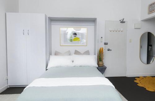 North Bondi Apartment | Bright Beachfront Studio with Terrace & Aircon