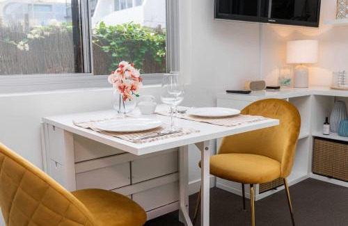 North Bondi Apartment | Bright Beachfront Studio with Terrace & Aircon