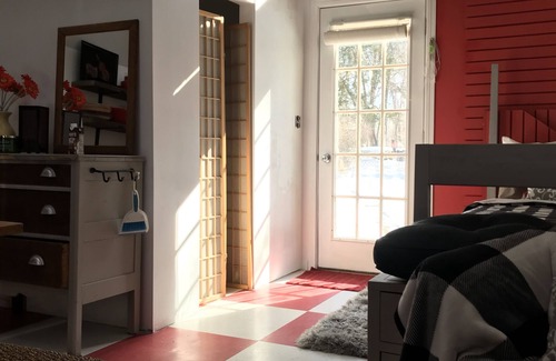 East Greenwich Apartment | Bright & Beautiful Studio