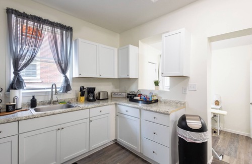 Lexington Apartment | Bright & Beautifully Renovated Duplex Unit A !- 7 Minutes to Downtown