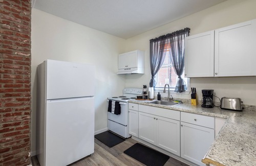 Lexington Apartment | Bright & Beautifully Renovated Duplex Unit A !- 7 Minutes to Downtown