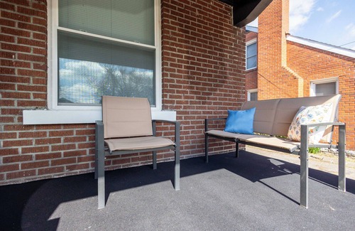 Lexington Apartment | Bright & Beautifully Renovated Duplex Unit A !- 7 Minutes to Downtown