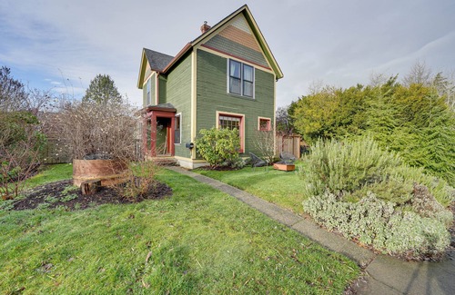 Columbia House | Bright Bellingham Home w/Fire Pit: 1 Mi to Beach!