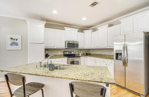 Biloxi Apartment | Bright Biloxi Condo Walk to the Beach!