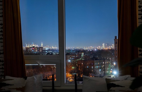 Downtown Newark Apartment | Bright & Bold Escape with NYC Views+Free Parking. Sleeps 9+2Baths! 20% Off 7days
