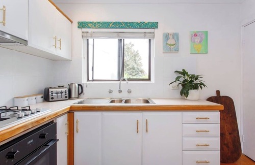 Scarborough House | Bright & Breezy Beachside Unit