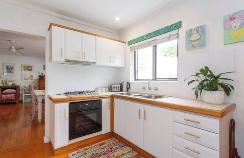 Scarborough House | Bright & Breezy Beachside Unit