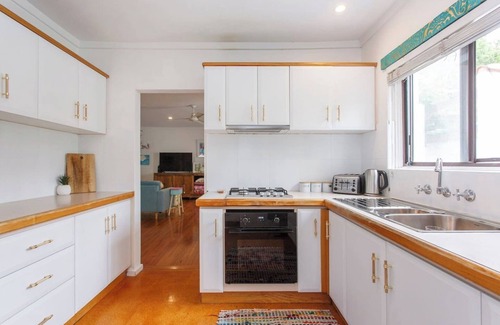 Scarborough House | Bright & Breezy Beachside Unit