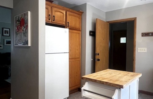 Shorewood Apartment | Bright Breezy Shorewood Retreat