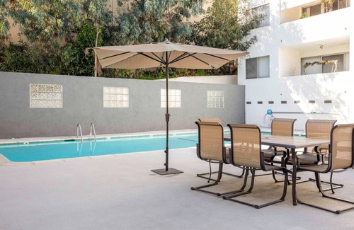 Sawtelle Apartment | Bright Brentwood 2BR w/Outdoor Pool, walk to shops, by Blueground