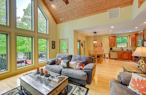 Bryson City Cabin | Bright Bryson City Cabin w/Fire Pit & Hot Tubs!
