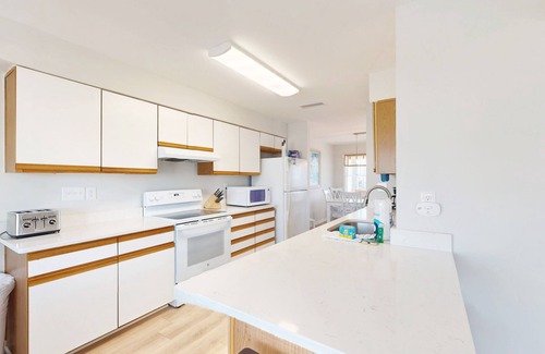 Buxton House | Bright Buxton townhouse with pool access, fast WiFi, AC, W/D & ocean views