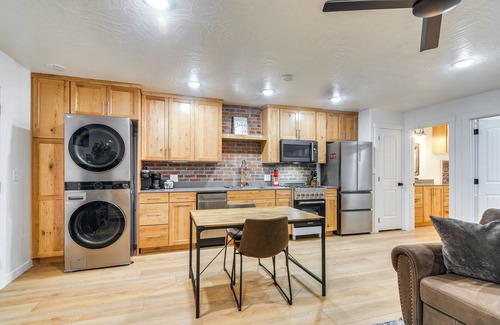 Cedar City House | Bright Cedar City Townhome ~ 2 Mi to Downtown!