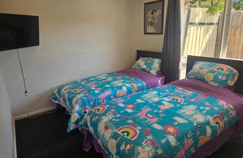 Frankston House | Bright, central and private home in Frankston