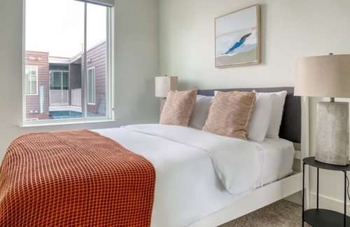 Brentwood Apartment | Bright Central Austin 1BR w/ Pool, Roof & W/D, nr Domain, by Blueground