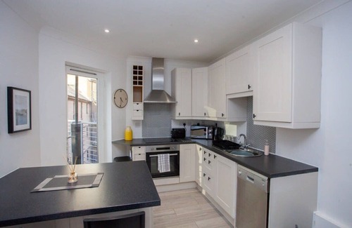 City Centre Glasgow Apartment | Bright Central Flat with Balcony and Free Parking!