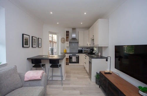 City Centre Glasgow Apartment | Bright Central Flat with Balcony and Free Parking!