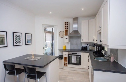 City Centre Glasgow Apartment | Bright Central Flat with Balcony and Free Parking!