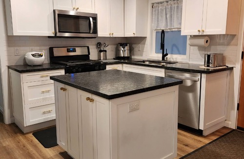 Metzger House | Bright & Charming 3-bedroom in wonderful Portland with AC & Dedicated Office