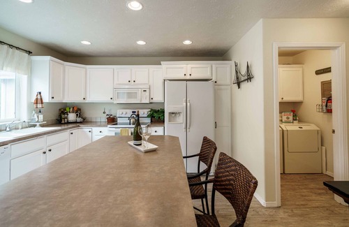 Gresham House | Bright Charming Home Central to Mt. Hood, the Gorge, Hood River and Vineyards