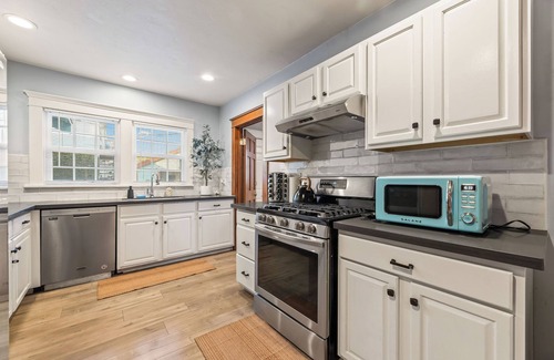 Eastside House | Bright Coastal Escape 4 Bedroom 2 Bath Near CSULB Long Beach Airport and Beach