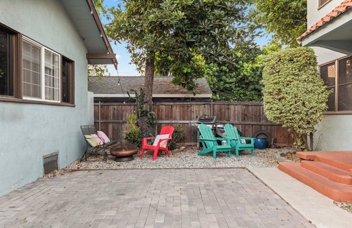 Eastside House | Bright Coastal Escape 4 Bedroom 2 Bath Near CSULB Long Beach Airport and Beach