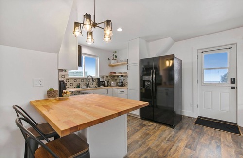 Timnath Apartment | Bright, colorful & cozy studio in oldtown Timnath. Walking distance to a brewery