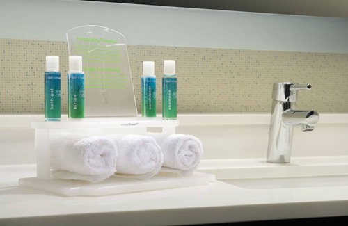 Ruckersville Hotel | Bright & Comfortable Room w/Ample Workspace for Business Travelers