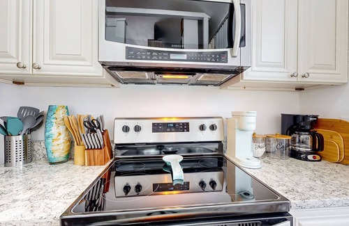Crystal River Condo | Bright condo with pool & canal access - balcony, W/D, & AC