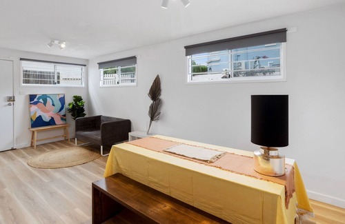 Kangaroo Point Apartment | Bright Contemporary 2-bed Unit with Study Nook