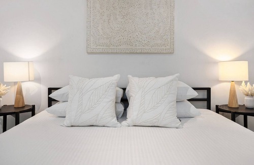 Kangaroo Point Apartment | Bright Contemporary 2-bed Unit with Study Nook