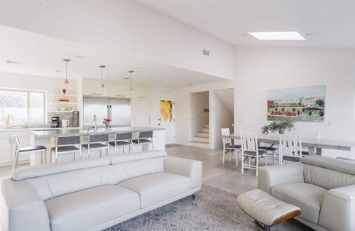 La Mesa House | Bright Contemporary 5-Bedroom Oasis, Pool and Yard