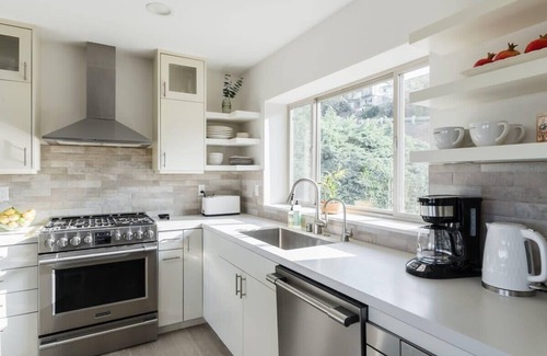 La Mesa House | Bright Contemporary 5-Bedroom Oasis, Pool and Yard