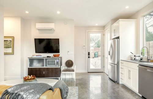 Galindo House | Bright Contemporary Guest House with Private Patio, Walk to S Congress, Downtown