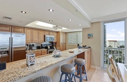 Park Shore Condo | Bright corner unit with stunning Gulf views-CL0701